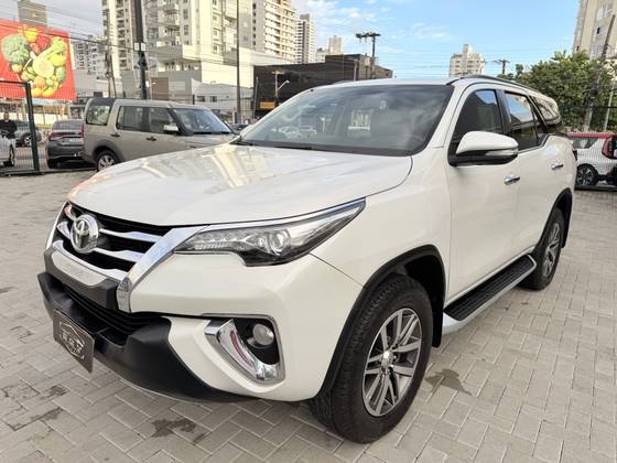 TOYOTA HILUX 2.8 SRX 4X4 CD 16V DIESEL 4P AUTOMÁTICO TOYOTA HILUX 2.8 SRX 4X4 CD 16V DIESEL 4P AUTOMÁTICO